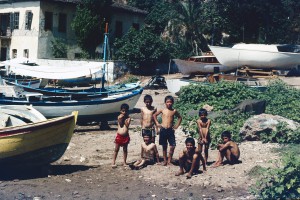 Kinder am alten Hafen von Antalya 1982. Foto: Ulrich Horb