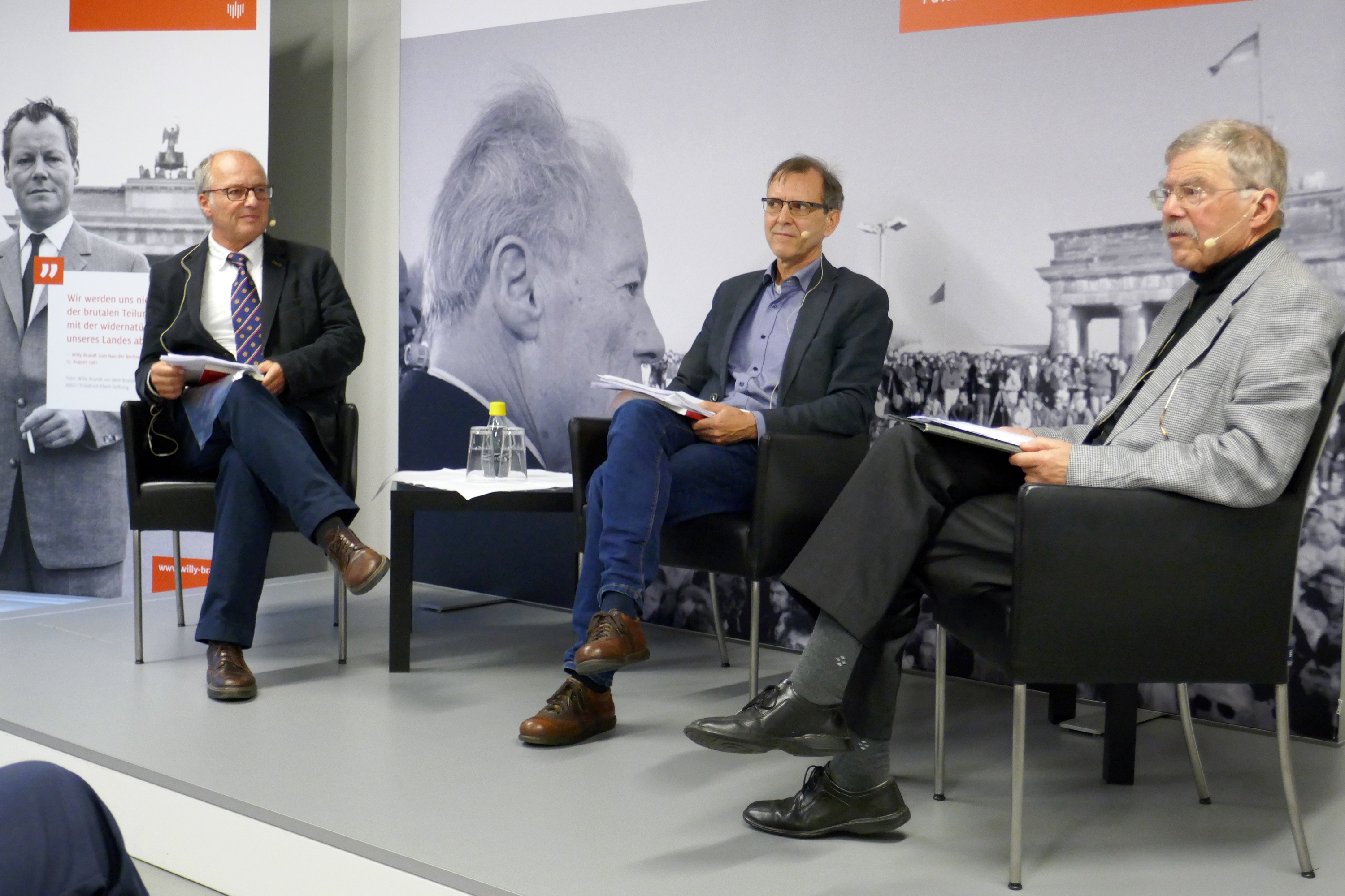 Buchvorstellung mit den Historikern Einhart Lorenz (r.) und Michael F. Scholz (l.), moderiert von Bernd Rother von der Bundeskanzler Willy Brandt Stiftung. Foto: Horb