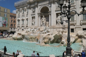 Der berühmte Trevi-Brunnen (Fontana di Trevi) in Rom ist ein Meisterwerk des Barocks und der größte Brunnen Roms. Er wurde von Nicola Salvi für Papst Clemens XII. entworfen und 1762 fertiggestellt. Foto: Ulrich Horb